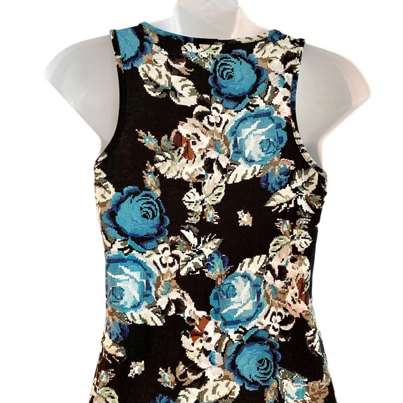 Urban Behaviour | Sleeveless Top - Picture 8 of 11